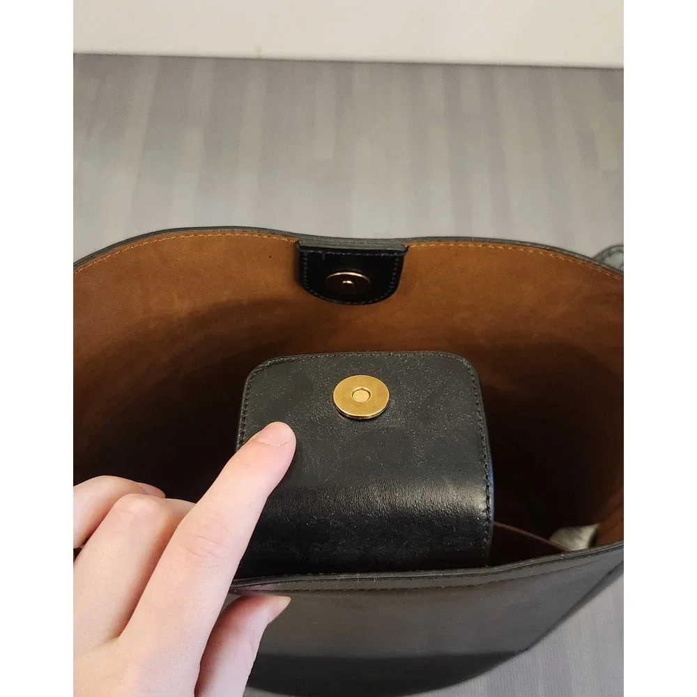 Banana Republic Black Leather Bucket Bag Crossbody Gold Hardware Adjustable